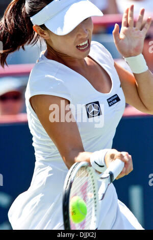 20. August 2010 - Montreal, Quebec, Kanada - JIE ZHENG (CHN) beim Rogers Cup, Viertelfinal-Action im Uniprix Stadium in Montreal, Quebec, Kanada. (Kredit-Bild: © Leon Switzer/Southcreek Global/ZUMApress.com) Stockfoto