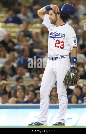 20. August 2010 - Los Angeles, California, Vereinigte Staaten von Amerika - Dodgers 3 b (#23) CASEY BLAKE frustriert in der dritten Base während der Reds vs. Dodgers Spiel im Dodgers Stadium in Los Angeles, Kalifornien. Nach 6 Innings führen die Rotweine mit einem Ergebnis von 3: 1. Obligatorische Credit: Brandon Parry / Southcreek Global (Kredit-Bild: © Brandon Parry/Southcreek Global/ZUMApress.com) Stockfoto