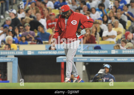 21. August 2010 - Los Angeles, California, Vereinigte Staaten von Amerika - Reds Manager Dusty Baker (12) herauskommt, Kannen zu ändern. Die Cincinnati Reds verlor gegen die Los Angeles Dodgers mit einem Score von 8-5 im Dodger Stadium in Los Angeles, Kalifornien.  Obligatorische Credit: Andrew Fielding / Southcreek Global (Kredit-Bild: © Andrew Fielding/Southcreek Global/ZUMApress.com) Stockfoto