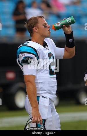 21. August 2010; Carolina Panthers Quarterback Jimmy Clausen (2) wird ein Getränk warten auf seine Chance, während die Panthers 0: 6-Niederlage bei der Hälfte bei Bank of America Stadium in Charlotte, North Carolina sind... Jim Dedmon/CSM, Jets 9 - Panthers 3 Vorsaison (Kredit-Bild: © Jim Dedmon/Cal Sport Media/ZUMApress.com) Stockfoto