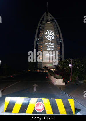 Dubai, Vereinigte Arabische Emirate. 28. November 2013. Die Feier gehen auf in Dubai, nachdem der Ausschuss entschieden, die Perle der Emirate, der Expo 2020 auszurichten. Das sieben Sterne Landmark Hotel Burj Al Arab eine gewinnende Meldung an der Außenfassade Credit: Jonatha Borzicchi Redaktion/Alamy Live-Nachrichten Stockfoto