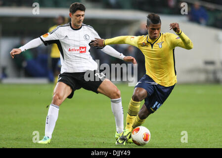 Warschau, Polen. 28. November 2013. UEFA Europa League Legia Warschau gegen Lazio Rom (Rom). Helio Pinto (Legia), Keita Balde (Latium) Credit: Aktion Plus Sport Bilder/Alamy Live-Nachrichten Stockfoto