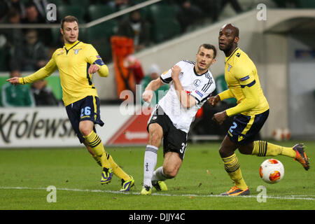 Warschau, Polen. 28. November 2013. UEFA Europa League Legia Warschau gegen Lazio Rom (Rom). Stefan Radu (Latium), Miroslav Radovic (Legia), Michael Ciani (Latium) Credit: Aktion Plus Sport Bilder/Alamy Live-Nachrichten Stockfoto