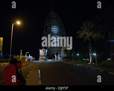 Dubai, Vereinigte Arabische Emirate. 28. November 2013. Die Feier gehen auf in Dubai, nachdem der Ausschuss entschieden, die Perle der Emirate, der Expo 2020 auszurichten. Das sieben Sterne Landmark Hotel Burj Al Arab Meldung gewinnen auf der externen Facad Credit: © Jonatha Borzicchi Redaktion/Alamy Live-Nachrichten Stockfoto