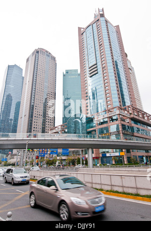 Erste Reihe von links: One Lujiazui, Hang Seng Bank Tower und Huaneng Union Herrenhaus im Stadtteil Pudong, Shanghai, China Stockfoto