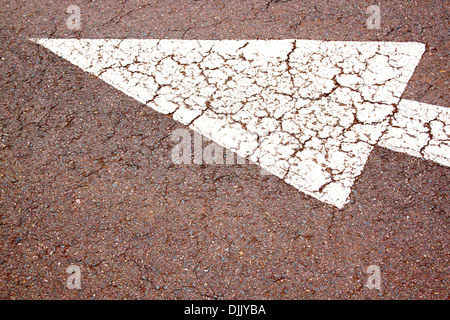 Zusammenfassung der Pfeil auf der Fahrbahn hautnah Stockfoto
