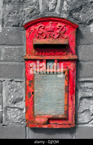 rostige stillgelegten George V Lampe Briefkasten set in eine Wand, Arford, Hindhead, Surrey Stockfoto