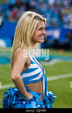 21. August 2010 - Durham, NC, USA - 21. August 2010: Carolina Panthers Cheerleader bei Bank of America Stadium, Charlotte NC. Obligatorische Credit: Mark Abbott / Southcreek Global (Kredit-Bild: © Mark Abbott/Southcreek Global/ZUMApress.com) Stockfoto