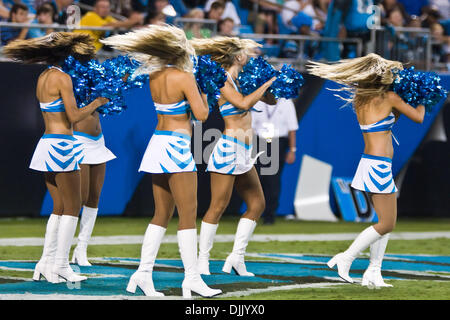 21. August 2010 - Durham, NC, USA - 21. August 2010: Panther Cheerleader auffordern, ihr Team auf bei Bank of America Stadium, Charlotte NC. Obligatorische Credit: Mark Abbott / Southcreek Global (Kredit-Bild: © Mark Abbott/Southcreek Global/ZUMApress.com) Stockfoto