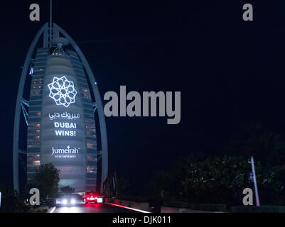 Dubai, Vereinigte Arabische Emirate. 28. November 2013. Die Feier gehen auf in Dubai, nachdem der Ausschuss entschieden, die Perle der Emirate, der Expo 2020 auszurichten. Das sieben Sterne Landmark Hotel Burj Al Arab Meldung gewinnen auf der externen Facad Credit: © Jonatha Borzicchi Redaktion/Alamy Live-Nachrichten Stockfoto