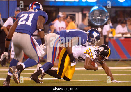 21. August 2010: New York Giants Ecke zurück Aaron Ross (31) befasst sich Pittsburgh Steelers Wide Receiver Antwaan Randle El (82) während der ersten Hälfte NFL Vorsaison Aktion zwischen den New York Giants und den Pittsburgh Steelers im New Meadowlands Stadium in East Rutherford, New Jersey. (Kredit-Bild: © Willen Schneekloth/Southcreek Global/ZUMApress.com) Stockfoto