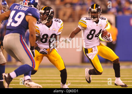 21. August 2010: Pittsburgh Steelers Wide Receiver Antonio Brown (84) entzieht sich der Verteidiger während der zweiten Hälfte NFL Vorsaison Aktion zwischen den New York Giants und den Pittsburgh Steelers im New Meadowlands Stadium in East Rutherford, New Jersey. Die Steelers schlagen die Riesen 24-17. (Kredit-Bild: © Willen Schneekloth/Southcreek Global/ZUMApress.com) Stockfoto