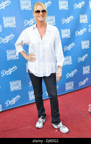 21. August 2010 - Los Angeles, California, Vereinigte Staaten von Amerika - Schauspielerin Nicolette Sheridan besucht der konstituierenden Bark In The Park im Dodger Stadium in Los Angeles, Kalifornien. Obligatorische Credit: Andrew Fielding / Southcreek Global (Kredit-Bild: © Andrew Fielding/Southcreek Global/ZUMApress.com) Stockfoto