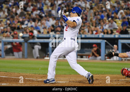 21. August 2010 - Los Angeles, California, Vereinigte Staaten von Amerika - Los Angeles Dodgers Catcher Brad Ausmus (12) Fouls off einen Stellplatz. Die Cincinnati Reds verlor gegen die Los Angeles Dodgers mit einem Score von 8-5 im Dodger Stadium in Los Angeles, Kalifornien.  Obligatorische Credit: Andrew Fielding / Southcreek Global (Kredit-Bild: © Andrew Fielding/Southcreek Global/ZUMApress.com) Stockfoto