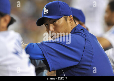 21. August 2010 Uhren - Los Angeles, California, Vereinigte Staaten von Amerika - Los Angeles Dodgers ab Krug Hiroki Kuroda (18) das Spiel von der Trainerbank. Die Cincinnati Reds verlor gegen die Los Angeles Dodgers mit einem Score von 8-5 im Dodger Stadium in Los Angeles, Kalifornien.  Obligatorische Credit: Andrew Fielding / Southcreek Global (Kredit-Bild: © Andrew Fielding/Southcreek Global/ZUMA Stockfoto