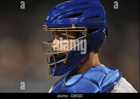 21. August 2010 - Los Angeles, California, Vereinigte Staaten von Amerika - Dodgers Catcher Brad Ausmus (12) zwischen Innings. Die Cincinnati Reds verloren, die Los Angeles Dodgers mit fünf Innings komplett im Dodger Stadium in Los Angeles, Kalifornien.  Obligatorische Credit: Andrew Fielding / Southcreek Global (Kredit-Bild: © Andrew Fielding/Southcreek Global/ZUMApress.com) Stockfoto