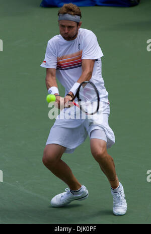 22. August 2010 - Cincinnati, Ohio, USA - MARDY FISH trifft eine Rückhand gegen Roger Federer auf 2010 westlichen und südlichen finanziellen Gruppe-Tennis-Turnier. Mardy Fish verliert 4-6, 7-6, 6-7.  (Kredit-Bild: © Andrew Patron/ZUMApress.com) Stockfoto