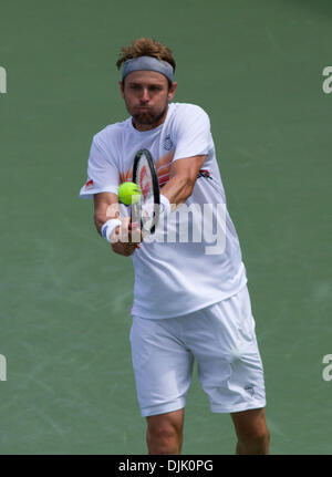 22. August 2010 - Cincinnati, Ohio, USA - MARDY FISH trifft eine Rückhand gegen Roger Federer auf 2010 westlichen und südlichen finanziellen Gruppe-Tennis-Turnier. Mardy Fish verliert 4-6, 7-6, 6-7.  (Kredit-Bild: © Andrew Patron/ZUMApress.com) Stockfoto