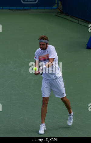 22. August 2010 - Cincinnati, Ohio, USA - MARDY FISH trifft eine Rückhand gegen Roger Federer auf 2010 westlichen und südlichen finanziellen Gruppe-Tennis-Turnier. Mardy Fish verliert 4-6, 7-6, 6-7.  (Kredit-Bild: © Andrew Patron/ZUMApress.com) Stockfoto