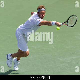 22. August 2010 dienen - Cincinnati, Ohio, USA - MARDY FISH erstreckt sich auf ein Roger Federer zurück auf der 2010, westlichen und südlichen finanziellen Gruppe-Tennis-Turnier. Mardy Fish verliert 4-6, 7-6, 6-7.  (Kredit-Bild: © Andrew Patron/ZUMApress.com) Stockfoto