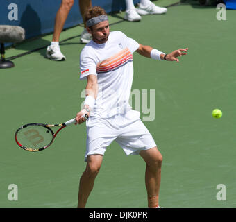 22. August 2010 trifft - Cincinnati, Ohio, USA - MARDY FISH Vorhand an den 2010 westlichen und südlichen finanziellen Gruppe-Tennis-Turnier. Mardy Fish verliert 4-6, 7-6, 6-7. (Kredit-Bild: © Andrew Patron/ZUMApress.com) Stockfoto