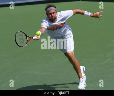 22. August 2010 dienen - Cincinnati, Ohio, USA - MARDY FISH erstreckt sich auf ein Roger Federer zurück auf der 2010, westlichen und südlichen finanziellen Gruppe-Tennis-Turnier. Mardy Fish verliert 4-6, 7-6, 6-7. (Kredit-Bild: © Andrew Patron/ZUMApress.com) Stockfoto