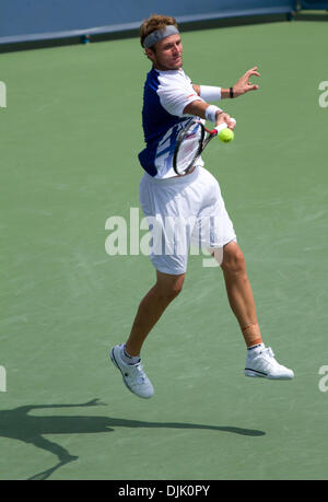 22. August 2010 - Cincinnati, Ohio, USA - MARDY FISH trifft eine fliegende Vorhand an den 2010 westlichen und südlichen finanziellen Gruppe-Tennis-Turnier. Mardy Fish verliert 4-6, 7-6, 6-7. (Kredit-Bild: © Andrew Patron/ZUMApress.com) Stockfoto