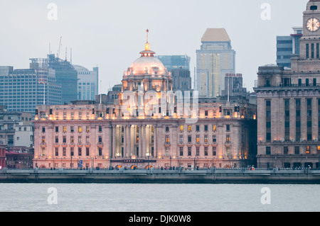HSBC-Gebäude und Zollhaus am Bund im Zentrum von Shanghai, China - Blick vom Pudong Stockfoto