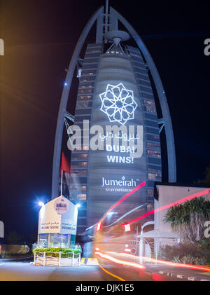 Die Feier gehen auf in Dubai, nachdem der Ausschuss entschieden, die Perle der Emirate, der Expo 2020 auszurichten. Das sieben Sterne Landmark Hotel Burj Al Arab Meldung eine gewinnende an der Außenfassade Stockfoto