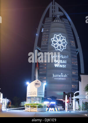 Die Feier gehen auf in Dubai, nachdem der Ausschuss entschieden, die Perle der Emirate, der Expo 2020 auszurichten. Das sieben Sterne Landmark Hotel Burj Al Arab Meldung eine gewinnende an der Außenfassade Stockfoto
