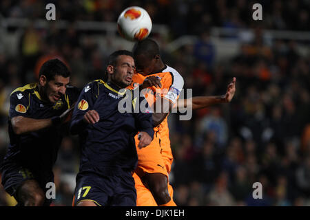 Nikosia, Zypern. 28. November 2013. APOEL FC Vinicious und Maccabi Tel Aviv Fc Spieler Daniel Einbinder Kampf um den Ball während ihre Champions League-Fußballspiel im GSP-Stadion in Nikosia, Zypern, Donnerstag, 28. November 2013 Credit: Yiannis Kourtoglou/Alamy Live News Stockfoto