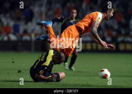 Nikosia, Zypern. 28. November 2013. APOEL FC-Spieler Mario Sergio und Maccabi Tel Aviv Fc Spieler Ben Haim Kampf um den Ball während ihre Champions League-Fußballspiel im GSP-Stadion in Nikosia, Zypern, Donnerstag, 28. November 2013 Credit: Yiannis Kourtoglou/Alamy Live News Stockfoto