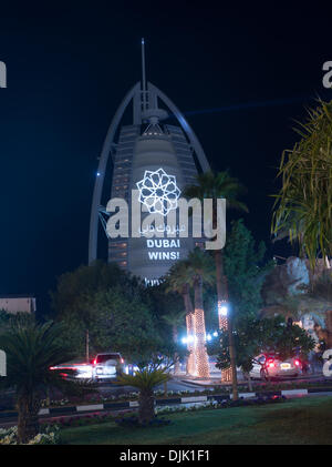 Die Feier gehen auf in Dubai, nachdem der Ausschuss entschieden, die Perle der Emirate, der Expo 2020 auszurichten. Das sieben Sterne Landmark Hotel Burj Al Arab Meldung eine gewinnende an der Außenfassade Stockfoto