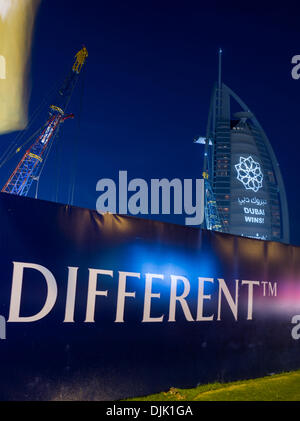 Die Feier gehen auf in Dubai, nachdem der Ausschuss entschieden, die Perle der Emirate, der Expo 2020 auszurichten. Das sieben Sterne Landmark Hotel Burj Al Arab Meldung eine gewinnende an der Außenfassade Stockfoto