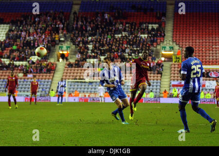 Wigan, England. 28. November 2013. Junior Malanda des SV Zulte Waregem (BEL) locken den Ball ins Netz und erhält den Gewinner während des Europa-League-Spiels zwischen Wigan V SV Zulte Waregem aus der DW-Stadion. Bildnachweis: Aktion Plus Sport/Alamy Live-Nachrichten Stockfoto