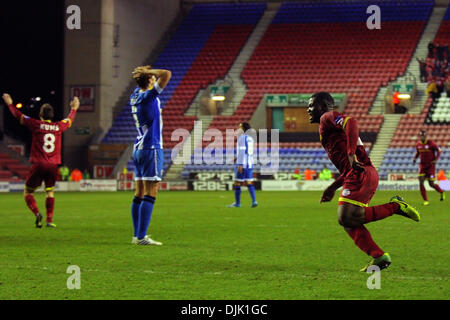 Wigan, England. 28. November 2013. Junior Malanda des SV Zulte Waregem (BEL) feiert sein Tor in der Europa League-Spiel zwischen Wigan V SV Zulte Waregem aus der DW-Stadion. Bildnachweis: Aktion Plus Sport/Alamy Live-Nachrichten Stockfoto