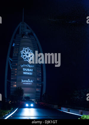 Die Feier gehen auf in Dubai, nachdem der Ausschuss entschieden, die Perle der Emirate, der Expo 2020 auszurichten. Das sieben Sterne Landmark Hotel Burj Al Arab Meldung eine gewinnende an der Außenfassade Stockfoto