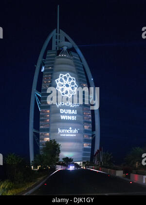 Die Feier gehen auf in Dubai, nachdem der Ausschuss entschieden, die Perle der Emirate, der Expo 2020 auszurichten. Das sieben Sterne Landmark Hotel Burj Al Arab Meldung eine gewinnende an der Außenfassade Stockfoto