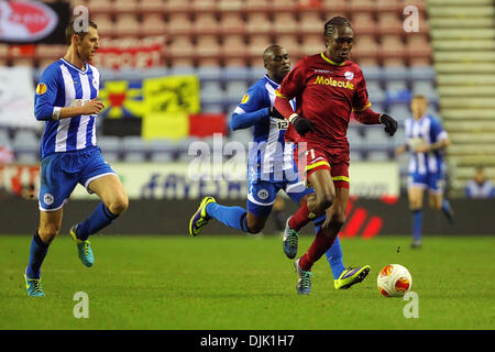 Wigan, England. 28. November 2013. Habib Habibou des SV Zulte Waregem (BEL) in Aktion während des Europa-League-Spiels zwischen Wigan V SV Zulte Waregem aus der DW-Stadion. Bildnachweis: Aktion Plus Sport/Alamy Live-Nachrichten Stockfoto