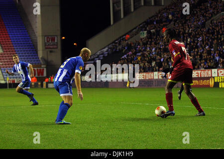 Wigan, England. 28. November 2013. Habib Habibou des SV Zulte Waregem (BEL) in Aktion während des Europa-League-Spiels zwischen Wigan V SV Zulte Waregem aus der DW-Stadion. Bildnachweis: Aktion Plus Sport/Alamy Live-Nachrichten Stockfoto