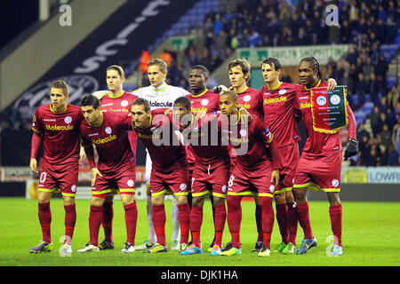 Wigan, England. 28. November 2013. Zulte Warengem Team Befoe Kick-off in der Europa League-Spiel zwischen Wigan V SV Zulte Waregem aus der DW-Stadion. Bildnachweis: Aktion Plus Sport/Alamy Live-Nachrichten Stockfoto