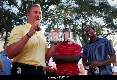 23. August 2010 spricht - West Palm Beach, Florida, USA - KIRK HERBSTREIT, ESPN College Football Ansager mit Dwyer High School Fußballspieler CURT MAGGITT (Mitte) und JACOBY BRISSETT (rechts) vor der Einnahme von der Bühne an der Waterfront Commons in der Innenstadt von West Palm Beach. Herbstreit war der Gastredner beim Fußball Kick-off treffen. Herbstreit präsentiert Plaketten an 10 Top ar Stockfoto