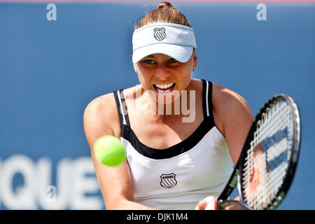 23. August 2010 - Montreal, Quebec, Kanada - Vera Zvonareva (RUS) während Rogers Cup Finale im Uniprix Stadium in Montreal, Quebec, Kanada. (Kredit-Bild: © Leon Switzer/Southcreek Global/ZUMApress.com) Stockfoto