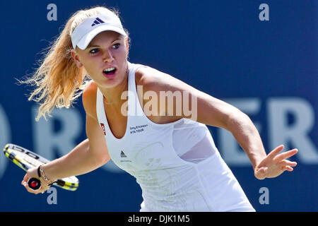 23. August 2010 - Montreal, Quebec, Kanada - #2 gesetzten Spieler, Caroline Wozniacki (DEN), Jusy dauerte 74 Minuten gewinnt den Rogers Cup-Finale im Uniprix Stadium in Montreal, Quebec, Kanada. Wozniacki besiegte Vera Zvonareva 6-3, 6-2 gewinnen die Meisterschaft am Montagnachmittag Wochenende regen Verzögerungen. (Kredit-Bild: © Leon Switzer/Southcreek Global/ZUMApress.com) Stockfoto