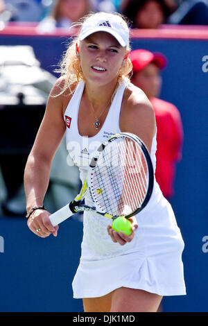 23. August 2010 - Montreal, Quebec, Kanada - #2 gesetzten Spieler, Caroline Wozniacki (DEN), Jusy dauerte 74 Minuten gewinnt den Rogers Cup-Finale im Uniprix Stadium in Montreal, Quebec, Kanada. Wozniacki besiegte Vera Zvonareva 6-3, 6-2 gewinnen die Meisterschaft am Montagnachmittag Wochenende regen Verzögerungen. (Kredit-Bild: © Leon Switzer/Southcreek Global/ZUMApress.com) Stockfoto