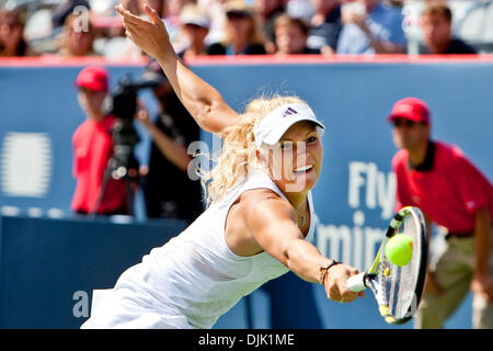 23. August 2010 - Montreal, Quebec, Kanada - #2 gesetzten Spieler, Caroline Wozniacki (DEN), Jusy dauerte 74 Minuten gewinnt den Rogers Cup-Finale im Uniprix Stadium in Montreal, Quebec, Kanada. Wozniacki besiegte Vera Zvonareva 6-3, 6-2 gewinnen die Meisterschaft am Montagnachmittag Wochenende regen Verzögerungen. (Kredit-Bild: © Leon Switzer/Southcreek Global/ZUMApress.com) Stockfoto