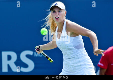 23. August 2010 - Montreal, Quebec, Kanada - #2 gesetzten Spieler, Caroline Wozniacki (DEN), Jusy dauerte 74 Minuten gewinnt den Rogers Cup-Finale im Uniprix Stadium in Montreal, Quebec, Kanada. Wozniacki besiegte Vera Zvonareva 6-3, 6-2 gewinnen die Meisterschaft am Montagnachmittag Wochenende regen Verzögerungen. (Kredit-Bild: © Leon Switzer/Southcreek Global/ZUMApress.com) Stockfoto