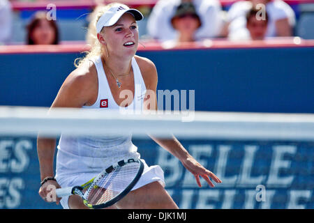 23. August 2010 - Montreal, Quebec, Kanada - #2 gesetzten Spieler, Caroline Wozniacki (DEN), Jusy dauerte 74 Minuten gewinnt den Rogers Cup-Finale im Uniprix Stadium in Montreal, Quebec, Kanada. Wozniacki besiegte Vera Zvonareva 6-3, 6-2 gewinnen die Meisterschaft am Montagnachmittag Wochenende regen Verzögerungen. (Kredit-Bild: © Leon Switzer/Southcreek Global/ZUMApress.com) Stockfoto