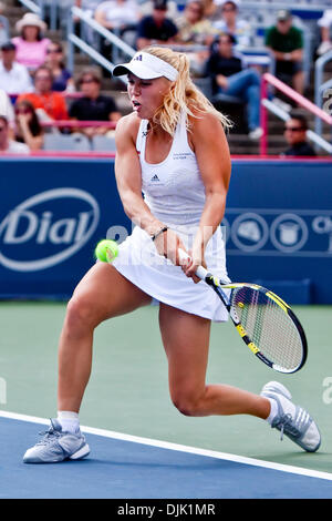23. August 2010 - Montreal, Quebec, Kanada - #2 gesetzten Spieler, Caroline Wozniacki (DEN), Jusy dauerte 74 Minuten gewinnt den Rogers Cup-Finale im Uniprix Stadium in Montreal, Quebec, Kanada. Wozniacki besiegte Vera Zvonareva 6-3, 6-2 gewinnen die Meisterschaft am Montagnachmittag Wochenende regen Verzögerungen. (Kredit-Bild: © Leon Switzer/Southcreek Global/ZUMApress.com) Stockfoto