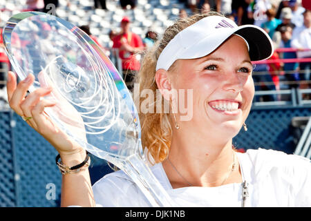 23. August 2010 - Montreal, Quebec, Kanada - #2 gesetzten Spieler, Caroline Wozniacki (DEN), Jusy dauerte 74 Minuten gewinnt den Rogers Cup-Finale im Uniprix Stadium in Montreal, Quebec, Kanada. Wozniacki besiegte Vera Zvonareva 6-3, 6-2 gewinnen die Meisterschaft am Montagnachmittag Wochenende regen Verzögerungen. (Kredit-Bild: © Leon Switzer/Southcreek Global/ZUMApress.com) Stockfoto